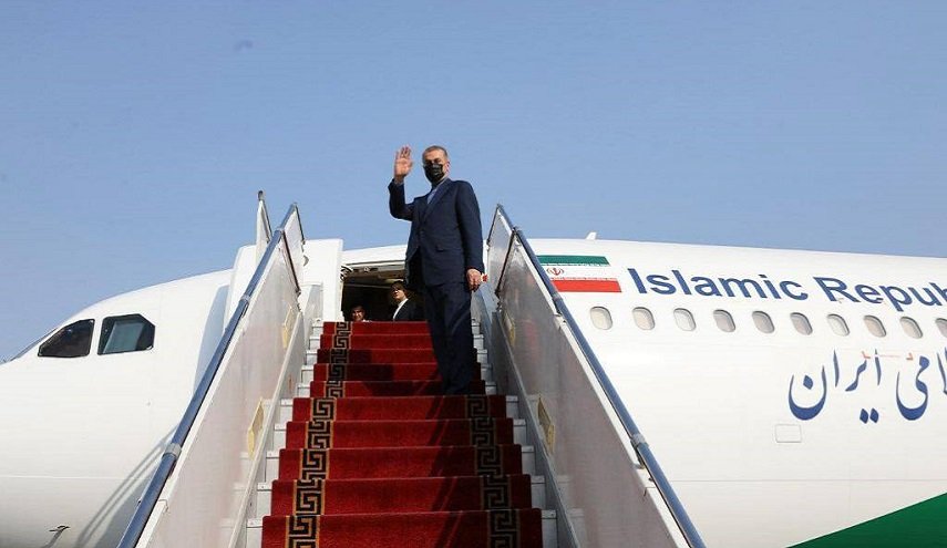 وزير الخارجية الإيراني يغادر إلى مسقط