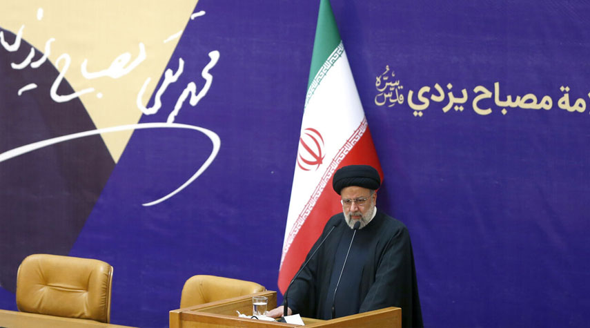 رئيسي: "آية الله مصباح يزدي" كان فقيهاً بارزاً ومؤثراً في الثورة الإسلامية