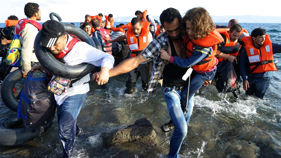 اتهام فرنسا بمحاولة ترحيل مهاجرين إلى سوريا