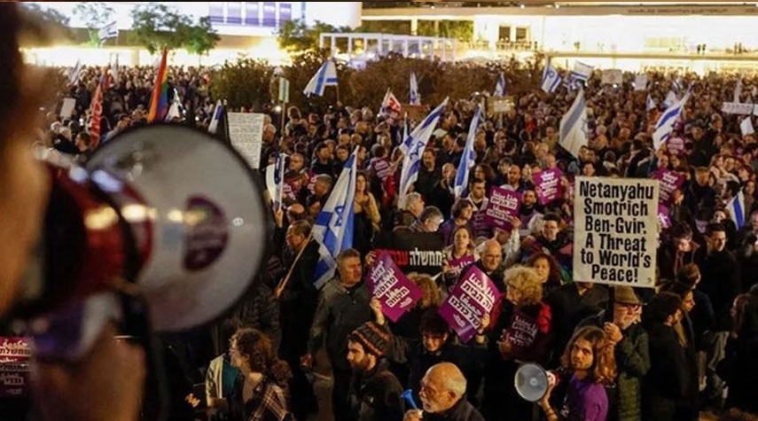 آلاف "الإسرائيليين" يتظاهرون في "تل أبيب" ضد نتنياهو وائتلافه