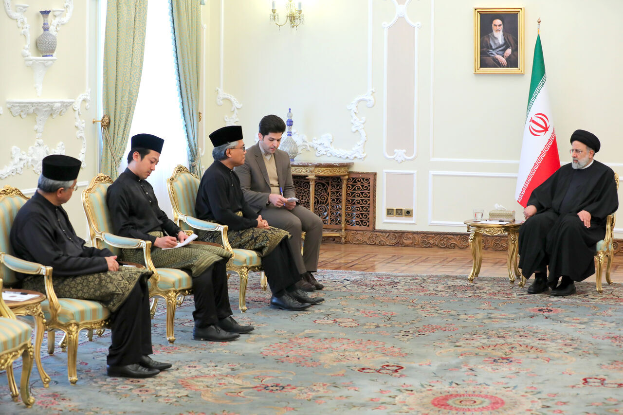 الرئيس الايراني يؤكد على تعزيز العلاقات مع الدول الاسلامية