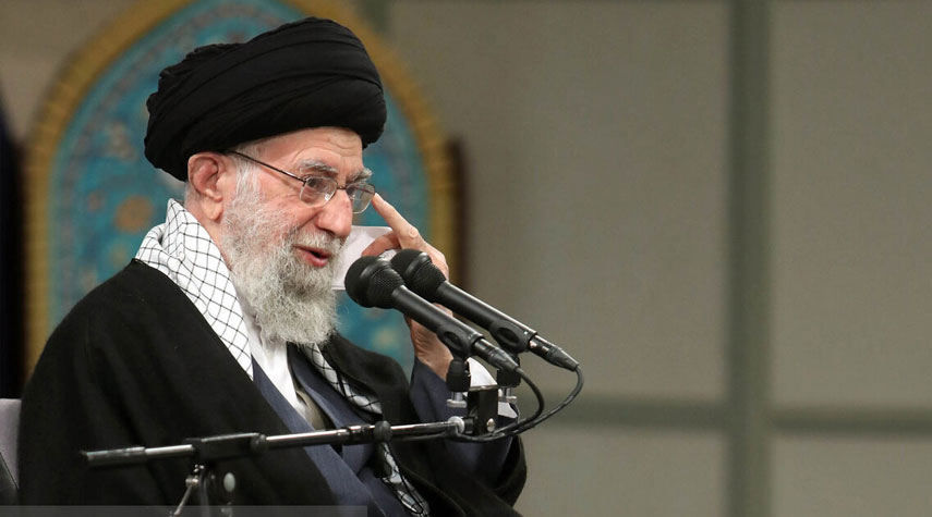 بالصور من ايران.. قائد الثورة الاسلامية يستقبل حشداً من أهالي مدينة قم