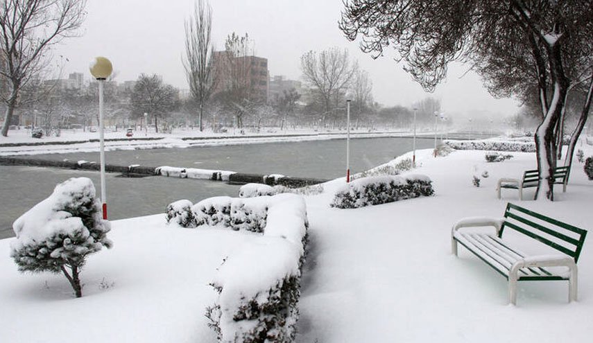 شاهد بالصور.. محافظات إيرانية تشهد تساقط الثلوج 