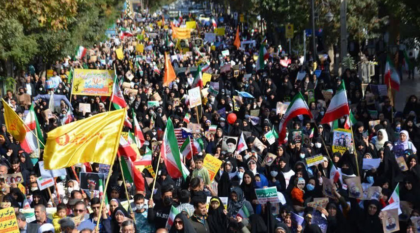 الشعب الإيراني يندد بتدخل الحكومات الغربية في شؤون إيران الداخلية
