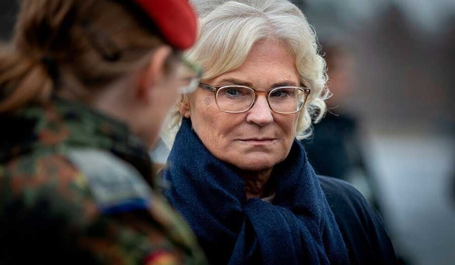 المستشار الألماني يقبل استقالة وزيرة الدفاع