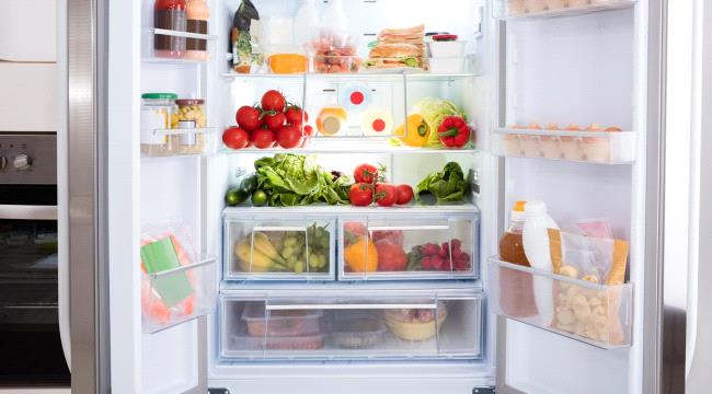 أطعمة يجب التوقف عن تخزينها في الثلاجة!