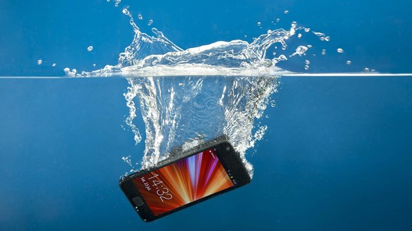 نصائح لإنقاذ هاتفك بعد وقوعه في الماء!
