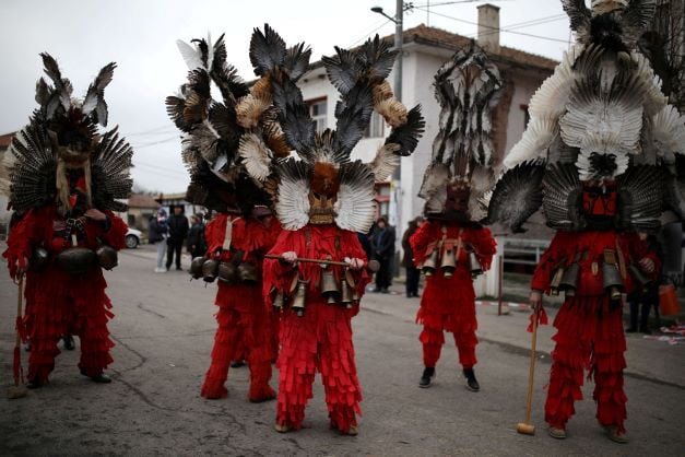 احتفالا بالعام الجديد.. بلغاريون يرتدون أقنعة من الريش+صور