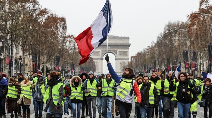 احتجاجات تُلاحق فرنسا.. غضب شعبي ضد نظام "المعاشات"