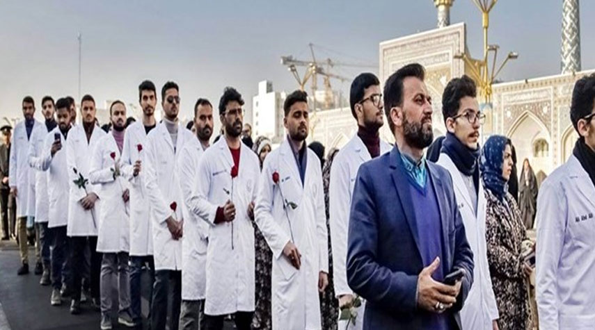طلبة جامعة شيراز غير الايرانيين يؤدون قسم مهنة الطب في حرم الامام الرضا