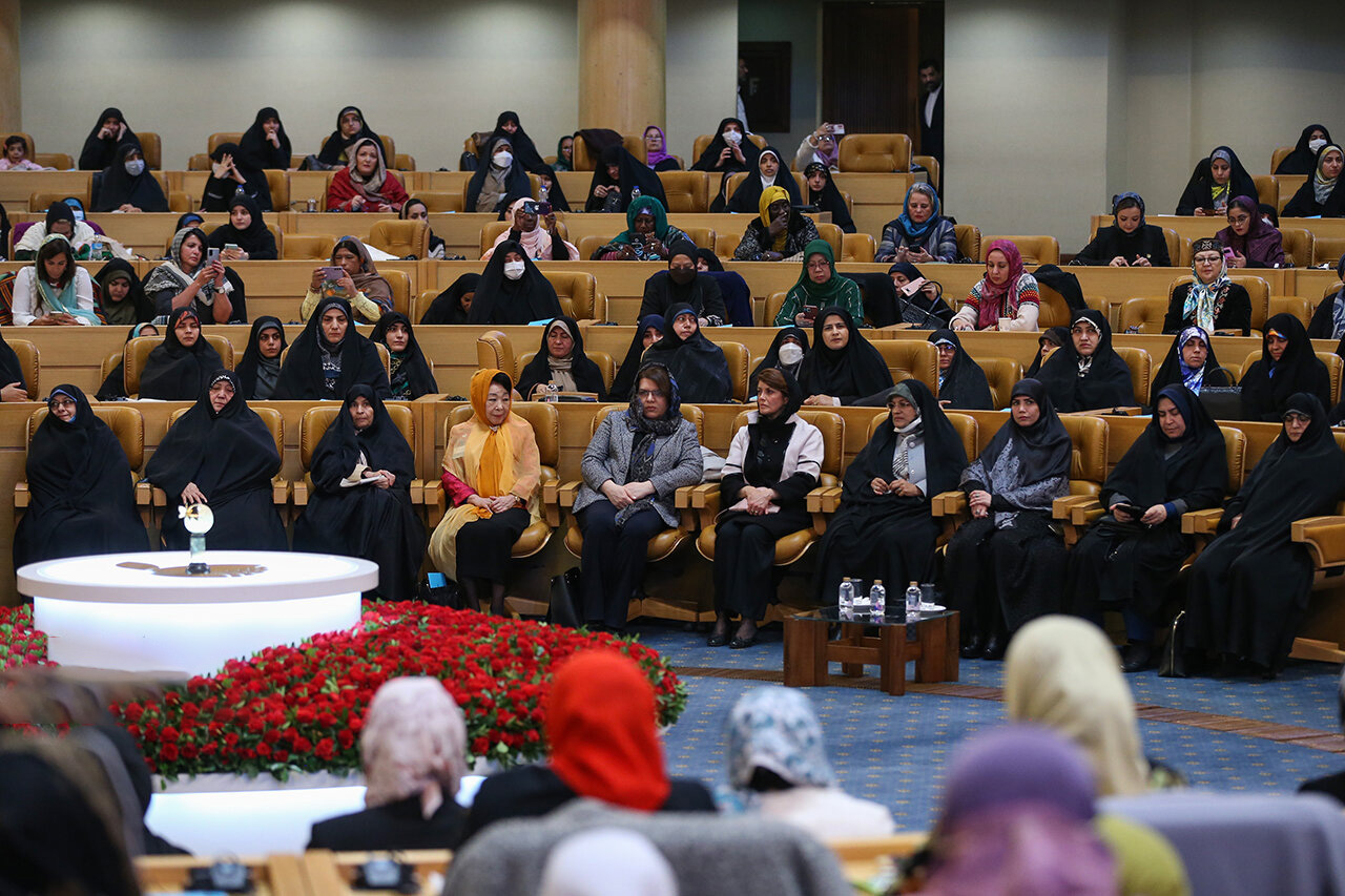بالصور.. المؤتمر الدولي الاول للنساء المؤثرات في طهران