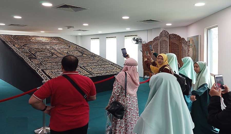 عرض أكبر مصحف في المهرجان العالمي للفنون القرآنية بماليزيا