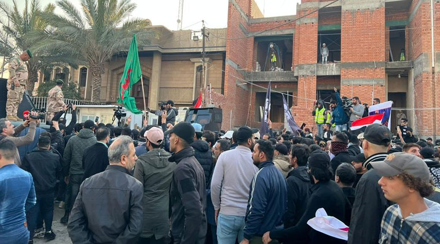 بالصور.. تظاهرة غاضبة أمام السفارة السويدية في العاصمة بغداد