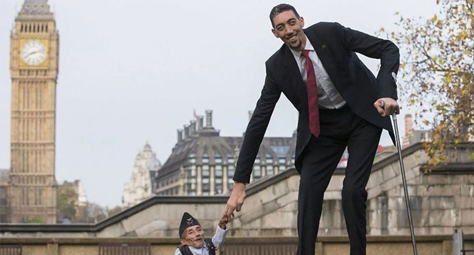 "طلب غريب" من أطول رجل في العالم.. ما الموضوع؟