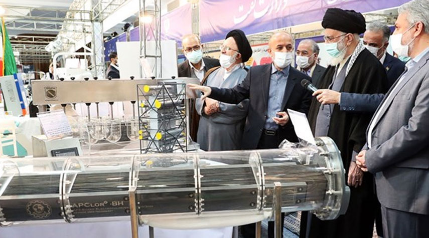 قائد الثورة الاسلامية يزور معرض طهران للقدرات الصناعية