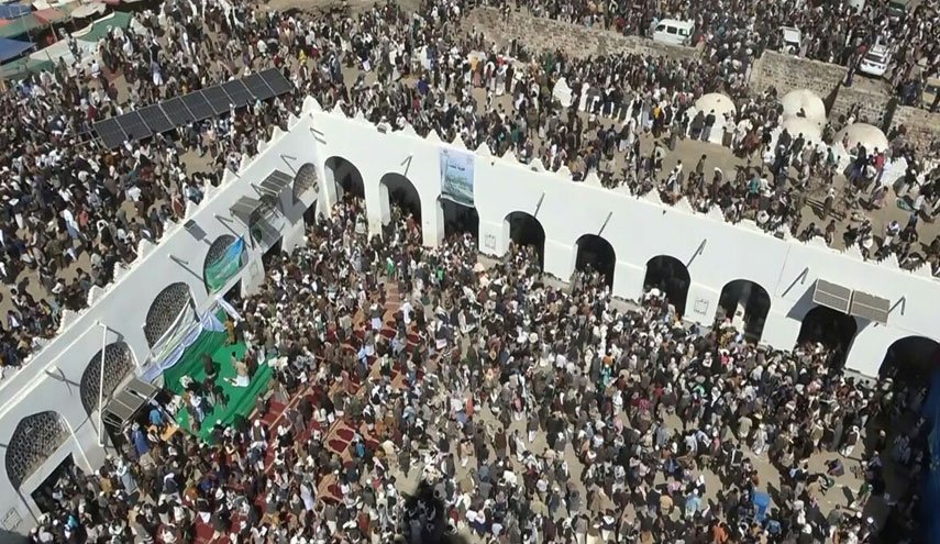 حشود كبيرة تحيي جمعة رجب في جامع الجند بتعز في اليمن