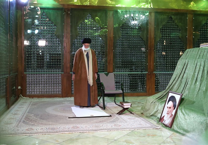 قائد الثورة يزور مرقد الامام الخميني وقبور الشهداء + صور