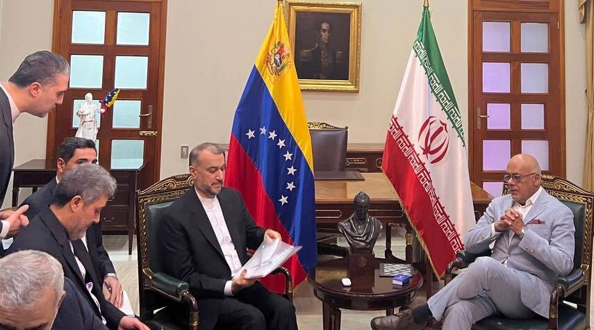وزير الخارجية الإيراني يجري محادثات مع رئيس المجلس الوطني الفنزويلي