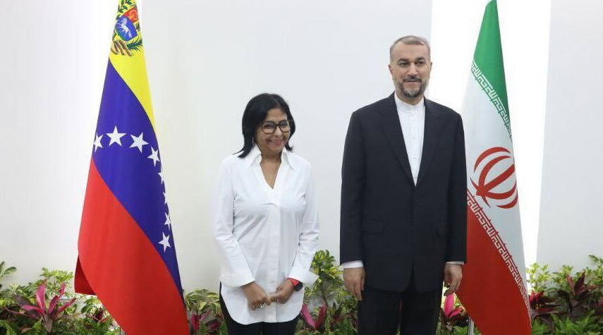 وزير الخارجية الإيراني يلتقي نائبة الرئيس الفنزويلي