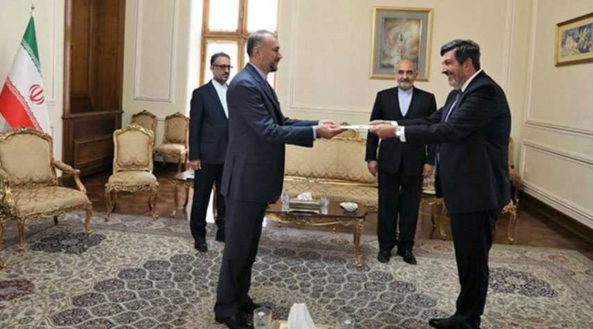 وزير الخارجية الإيراني يتسلم نسخة من أوراق اعتماد سفير الأوروغواي الجديد
