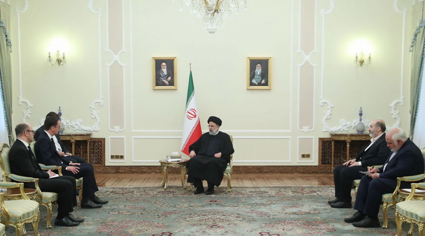 الرئيس الإيراني يحذر من استحواذ المتطرفين ودعم العداء للإسلام في فرنسا
