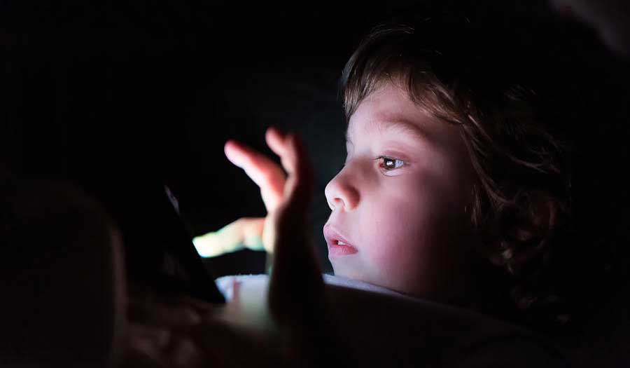 علماء: التدهور المعرفي مرتبط باستخدام هاتف ذكي في الطفولة المبكرة
