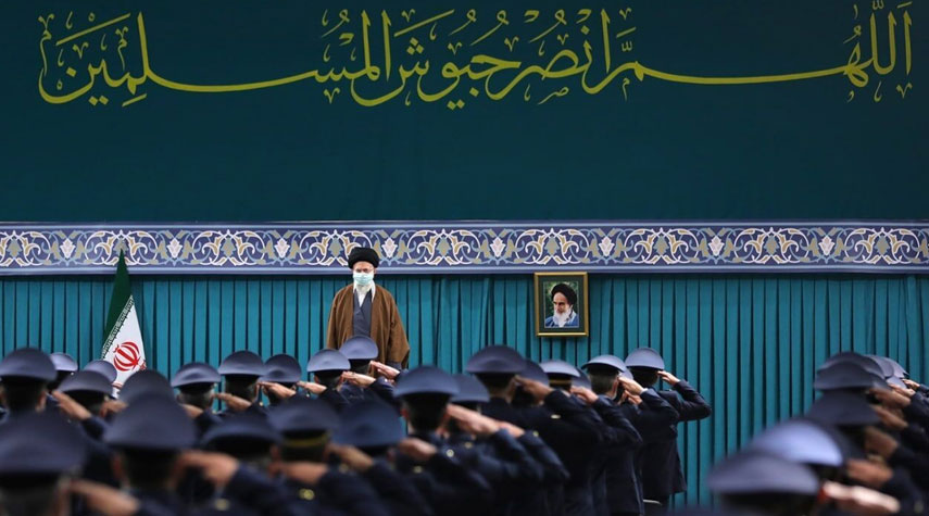 قائد الثورة الإسلامية يستقبل حشداً من قادة وكوادر القوة الجوية للجيش