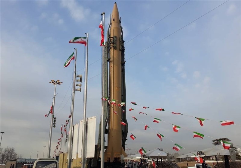 عرض صاروخ "عماد" خلال مسيرة انتصار الثورة الإسلامية