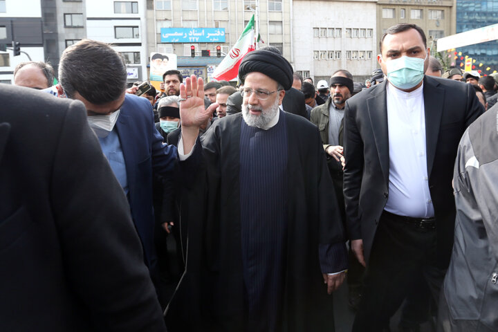 الرئيس الايراني يشارك في مسيرات ذكرى انتصار الثورة الاسلامية