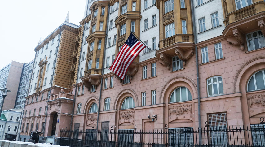 السفارة الأمريكية تحث الأمريكيين على مغادرة روسيا