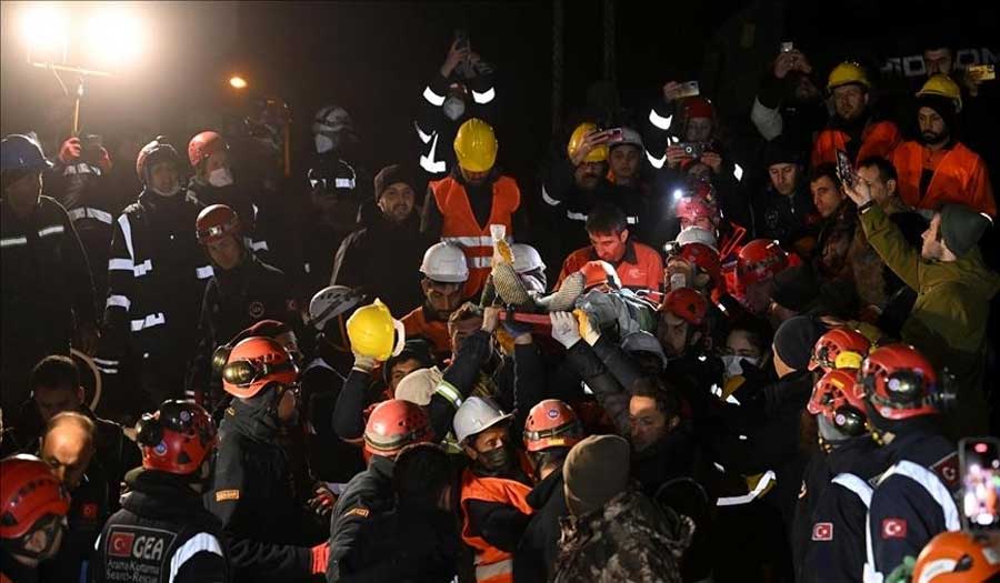 إنقاذ طفل من تحت انقاض زلزال تركيا بعد 260 ساعة