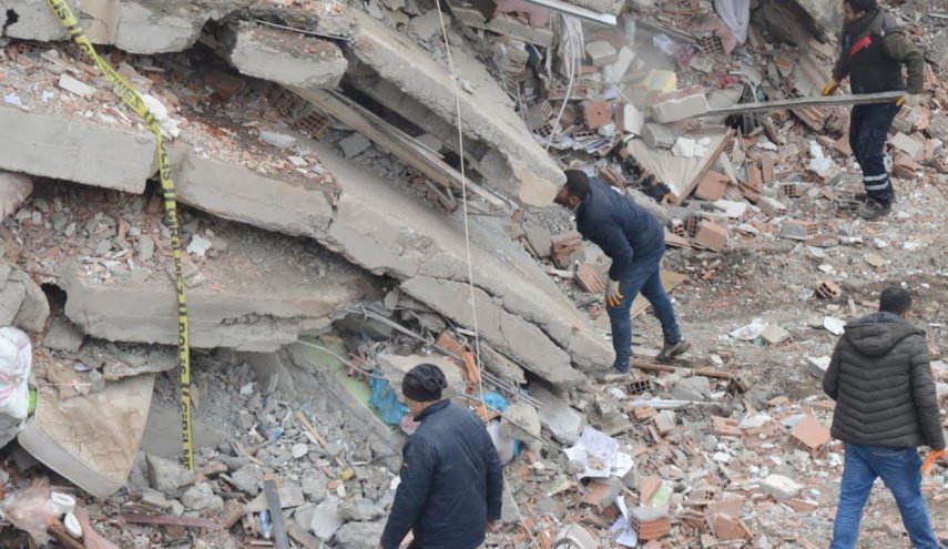 انقاذ 3 اشخاص من ركام الزلزال في تركيا بينهم طفل
