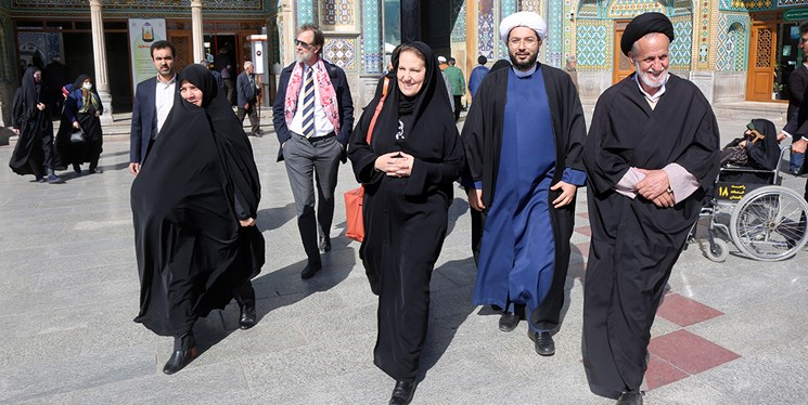 إيران.. سفيرة سويسرا تزور مرقد السيدة فاطمة المعصومة (س)+صور