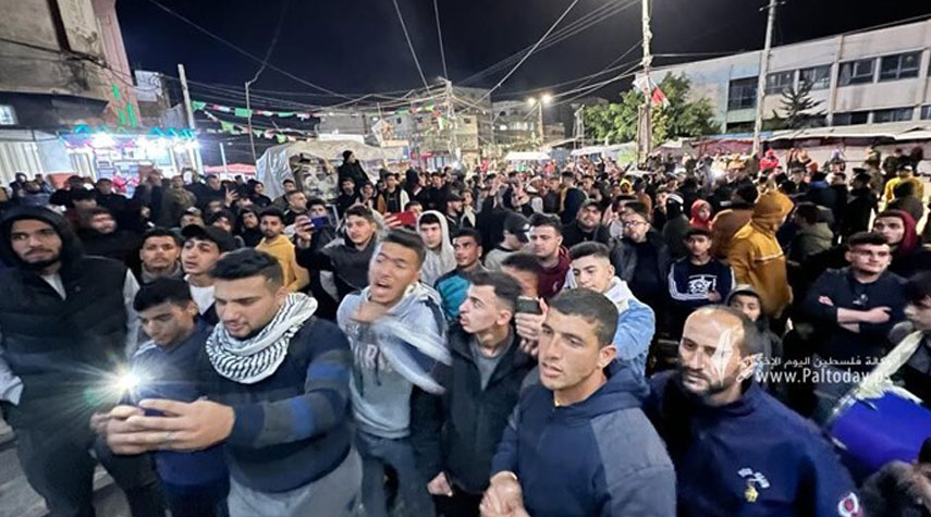 آلاف الفلسطينيين ينزولون إلى الشوارع في غزة والضفة