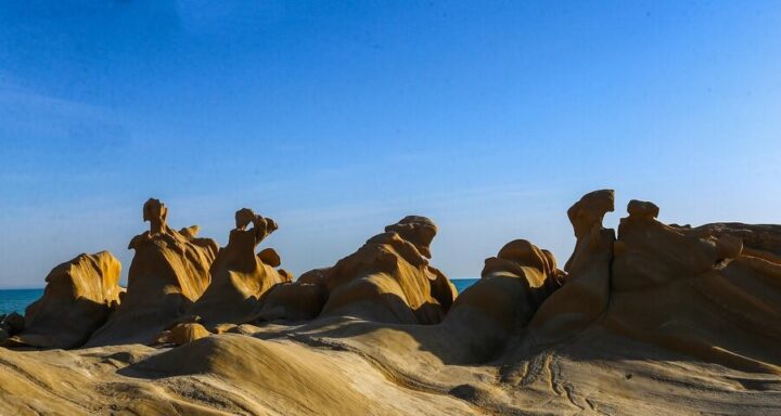 شاهد.. صور خلابة للصخور على شاطئ “مكسر” جنوب إيران