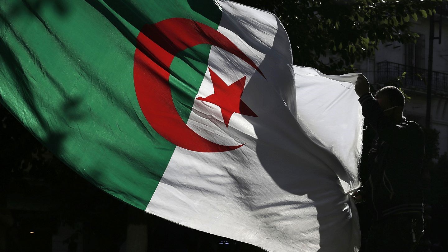 الجزائر تقرر إعادة فتح سفارتها في كييف