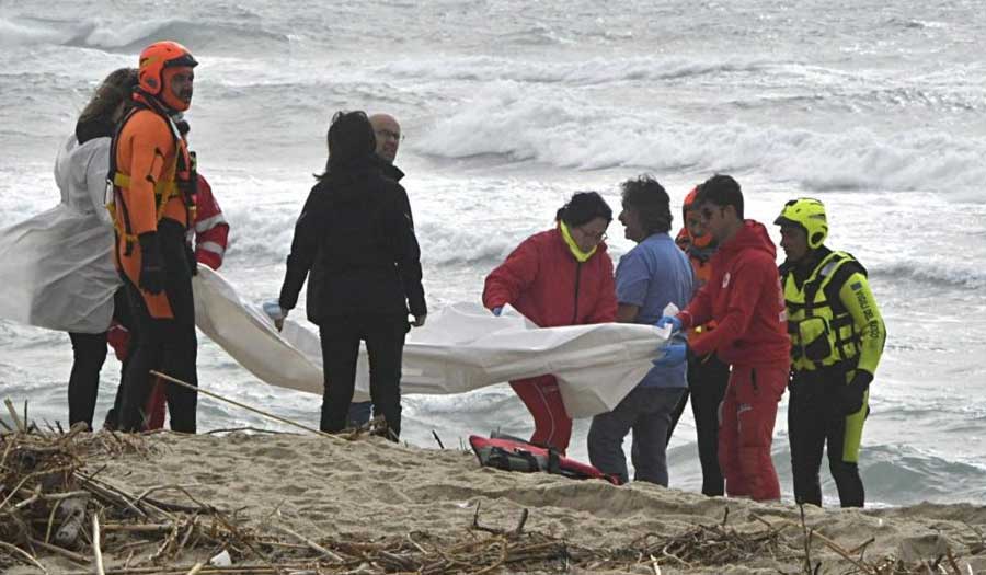 مقتل ما لا يقل عن 100 مهاجر في غرق مركب قبالة إيطاليا