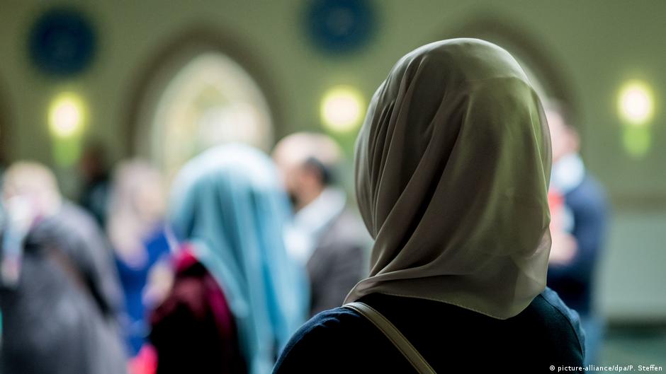 البرلمان الكندي يصوّت بأغلبية على إلغاء حظر الحجاب