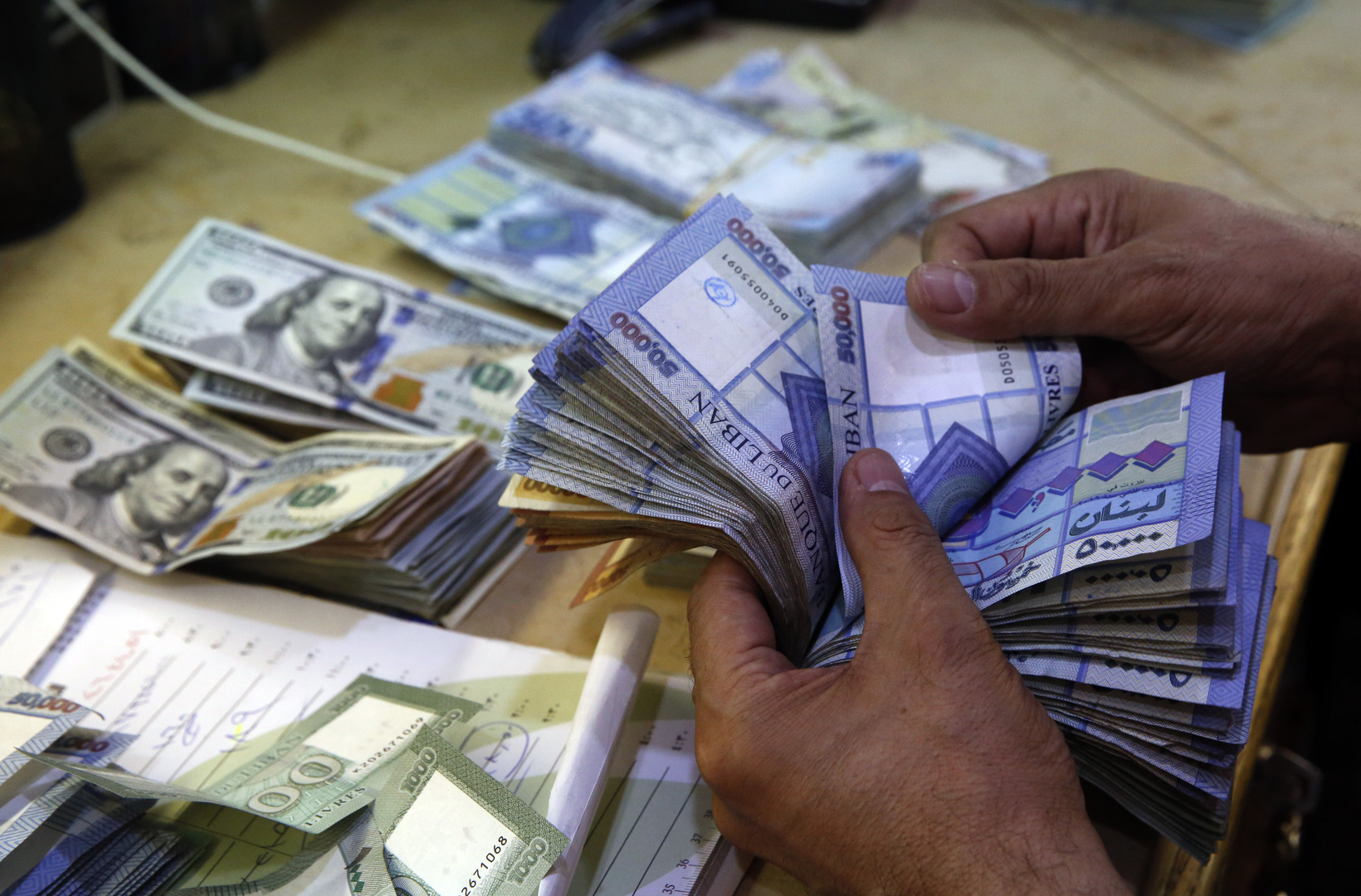 سعر صرف الدولار يحطم أرقامه القياسية في لبنان