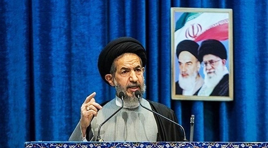 خطيب جمعة طهران : ثورتنا الإسلامية تتغلب على المشاكل الاقتصادية