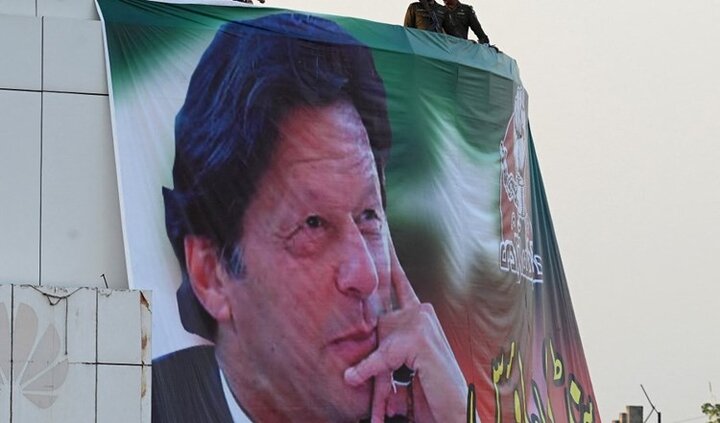 باكستان: الشرطة تكتفي بتسليم عمران خان مذكرة قضائية دون أن تعتقله