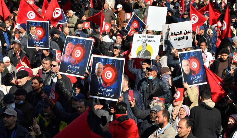 المعارضة التونسية تتظاهر ضد الاعتقالات و”العنصرية”