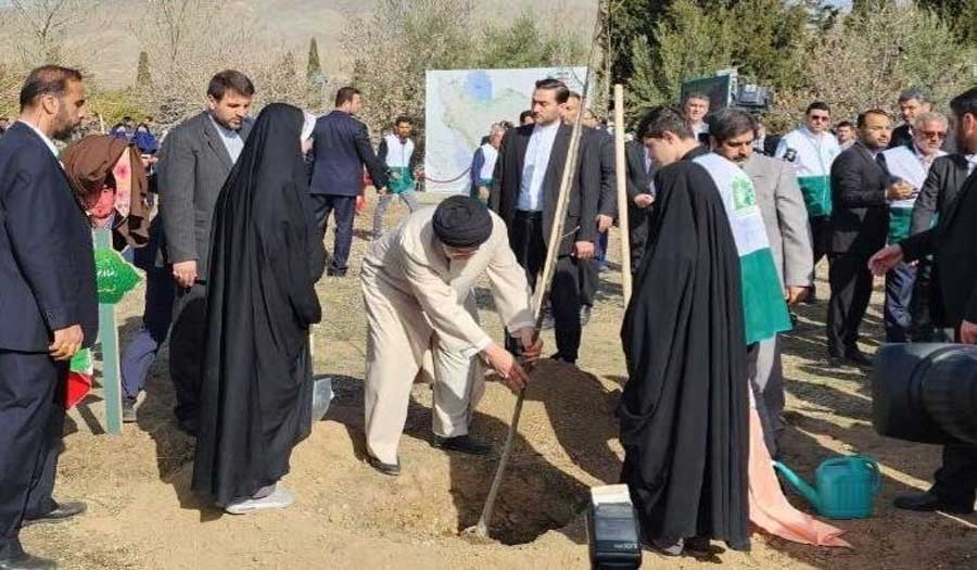 الرئيس الإيراني يحيي يوم التشجير.. بدء حملة "غرس مليار شجرة"+ فيديو