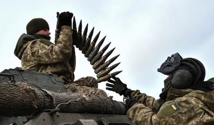 بريطانيا أكبر الخاسرين من زيادة الإنفاق على الأسلحة لأوكرانيا