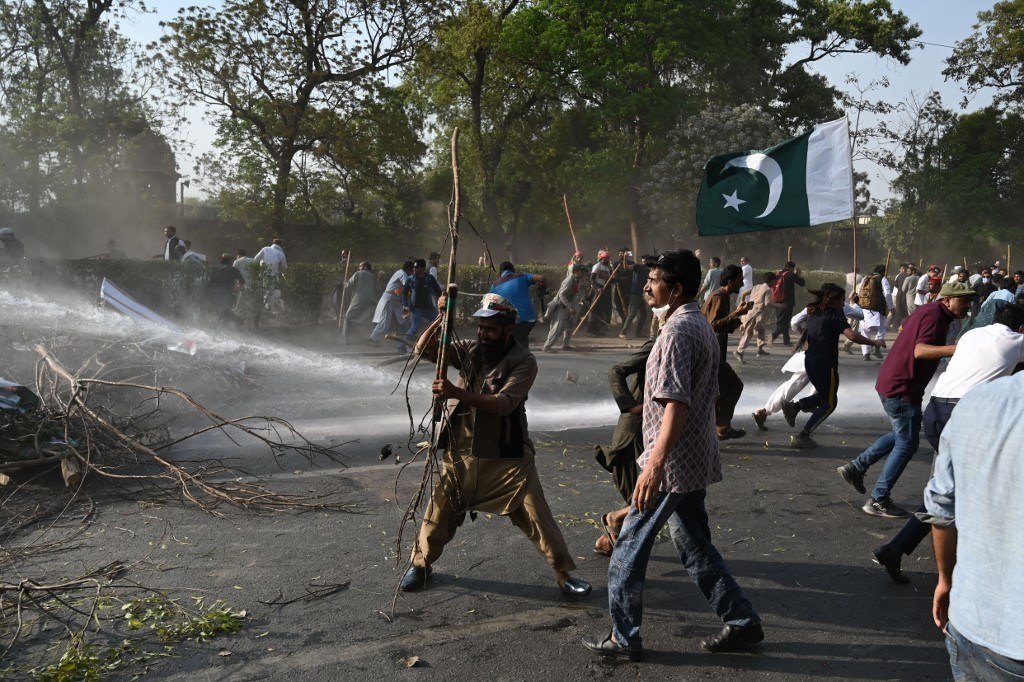 مواجهات بين أنصار عمران خان والشرطة خلال محاولة اعتقاله