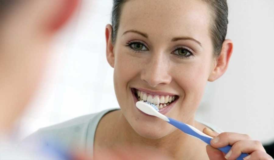 الطريقة الصحيحة لاستخدام فرشاة الأسنان.. ولا تهمل "منشأ الأمراض"