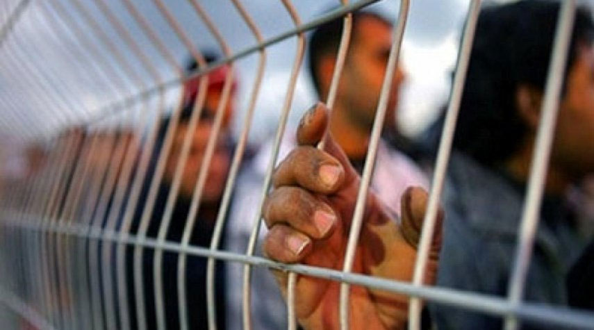 الأسرى يقررون حرق غرف بأقسام سجون الاحتلال رداً على الإجراءات العقابية