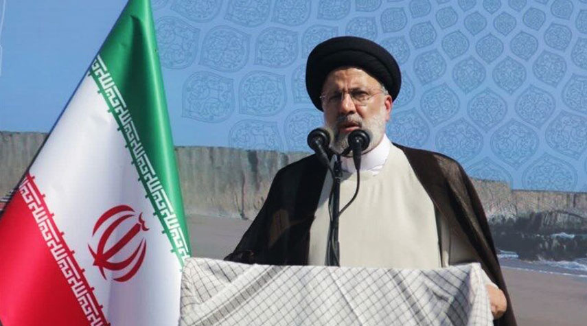 رئيسي يحيي المقام الشامخ لشهداء ايران الاسلامية 