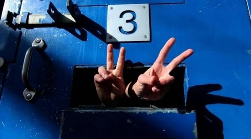 هآرتس تكشف عن وجود 971 معتقلاً إدارياً في سجون الاحتلال