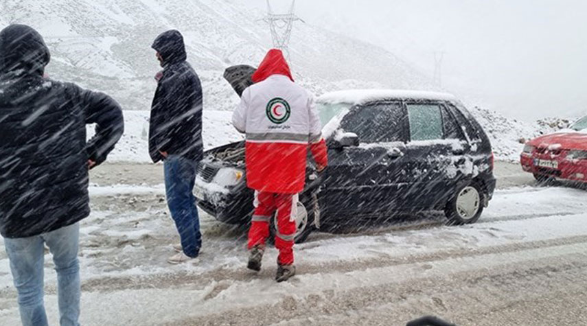 انقاذ ركاب ۲۵۲ سيارة عالقة في الثلوج غرب ايران